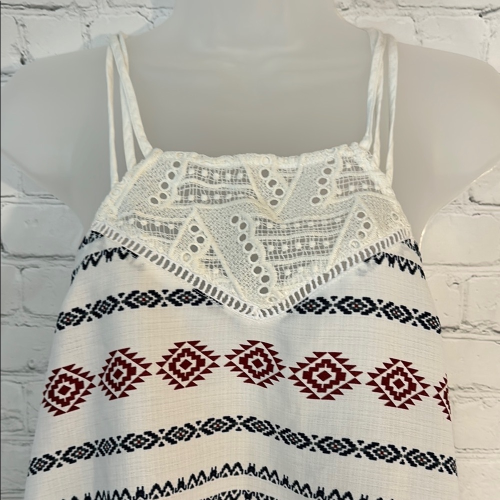 Flying Tomato Women's White and Red Patterned Top NWOT - Picture 2 of 5